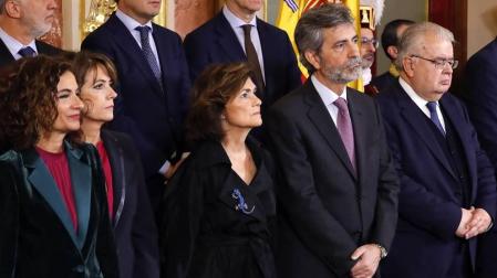 El Congreso ha acogido este viernes, 6 de diciembre, el acto central del cuadragésimo primer aniversario de la aprobación en referéndum de la Constitución de 1978, una ceremonia en la que se han estrenado sus anfitrionas, las presidentas del Congreso, Meritxell Batet, y del Senado, Pilar Llop, así como parlamentarios elegidos por primera vez el 28 de abril o el 10 de noviembre y presidentes autonómicos que apenas llevan medio año en el cargo.