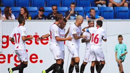 Ever Banega es felicitado por sus compañeros tras anotar un gol ante el Hoffenheim.