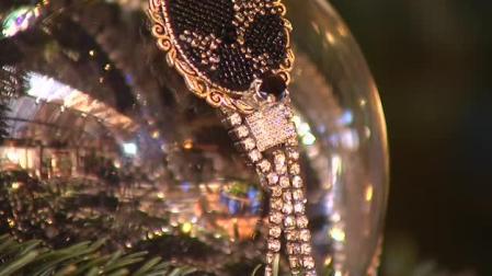 Instalan el árbol más caro del mundo en la localidad malagueña de Estepona