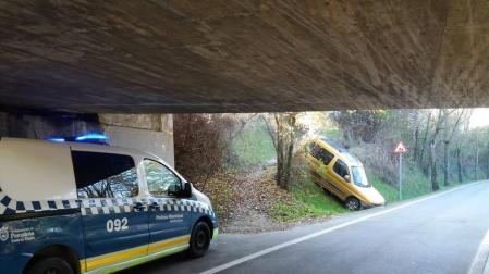 Recogen en la carretera del Cementerio un coche aparcado en la avenida Navarra