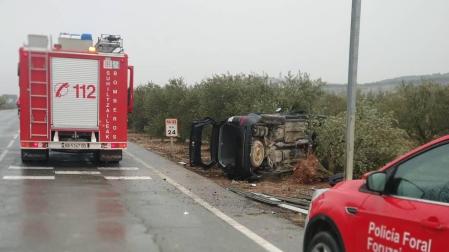 Dos heridos en la NA-122, a la altura de Lerín, tras sufrir una salida de vía y volcar