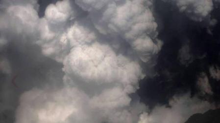 Medio centenar de turistas se encontraban en la isla donde ha entrado en erupción