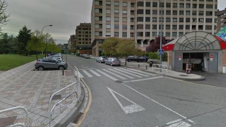 Pinchan 20 ruedas de vehículos aparcados en la calle Acellla de Pamplona
