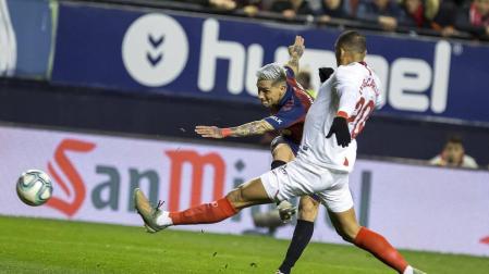 Osasuna se repone a un 0-1 y aguanta el empate al Sevilla con diez