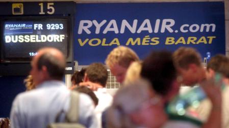 Los turistas hacen cola en el aeropuerto de Girona.