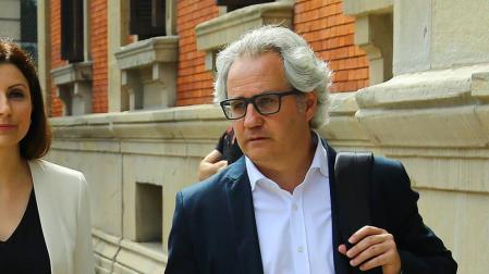 Carlos Pérez-Nievas, de camino al pleno de este jueves.