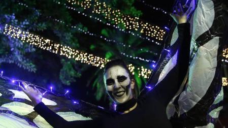 Catrinas, vikingos y elfos formaron parte de los personajes fantásticos que se pasearon por las calles de la ciudad colombiana