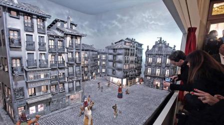 El belén del zaguán del Ayuntamiento, una recreación de la plaza Consistorial en escala de grises.
