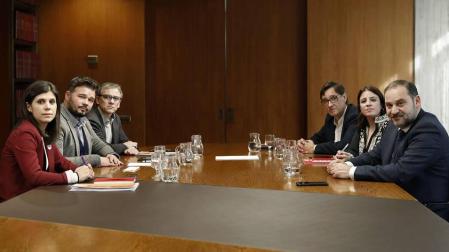 Los negociadores del PSOE, ERC-PSOE, José Luis Abalos (d), Adriana Lastra (2d) y Salvador Illa (3d), y de ERC, Marta Vilalta (i), Gabriel Rufián (2i) y Josep Maria Jové (3i), este martes.