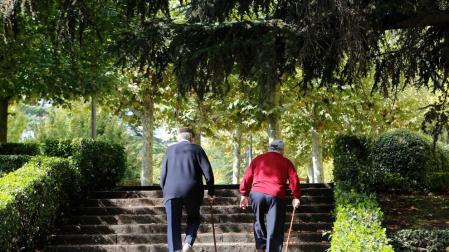 Dos hombres suben unas escaleras.