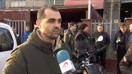 Los bomberos luchan contra el incendio que afecta a una planta de reciclaje de disolventes en Barcelona
