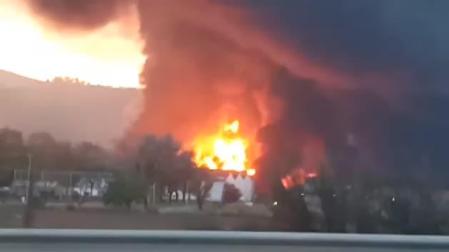 Un gran incendio en una planta de reciclaje de disolventes en Barcelona obliga a activar el Plan de Emergencia Químicas