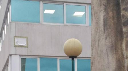 Quejas ciudadanas: un cartel sin nombre en una plaza