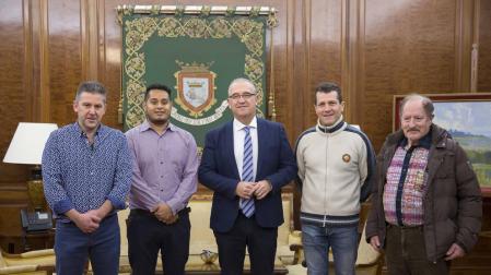 Maya recibe al representante municipal del departamento guatemalteco de Jalapa