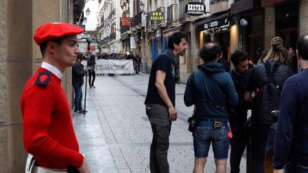 El director Félix Viscarret en San Sebastián durante el rodaje de 'Patria', la serie basada el 'best-seller' de Fernando Aramburu