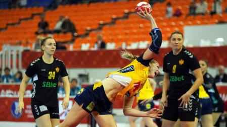 Montenegro ayuda a las 'Guerreras' y las mete en semifinales del Mundial