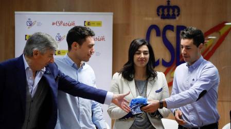 Los ciclistas Albert Torres (2i) y Sebastián Mora (d) asisten este jueves a su presentación como nuevas incorporaciones al Movistar Team de ciclismo junto a la Secretaria de Estado de Deporte, María Jose Rienda (2d), y el Director deportivo del equipo, Eusebio Unzue (i).