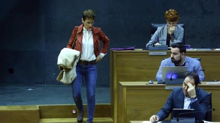 Chivite se dirige a su asiento en el Parlamento de Navarra.