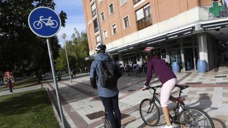 Dos periodistas comprueban las dificultades de bicis y patinetes en Pamplona