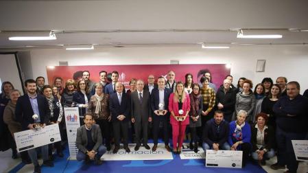 Foto de familia de los ganadores, organizadores y representantes de las entidades beneficiaras del Reto Solidario.
