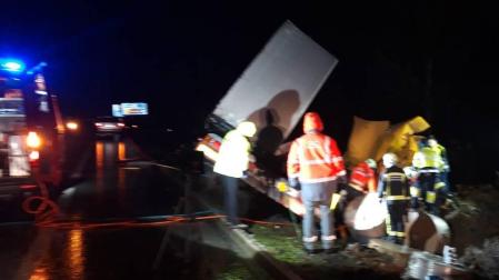 Un camionero, herido grave al salirse de la vía en la A-15, en Areso