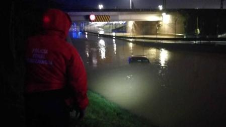 Rescatado del paso subterráneo de Landaben, anegado por las lluvias
