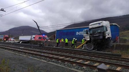 La colisión de un camión en Ziordia corta el tráfico ferroviario