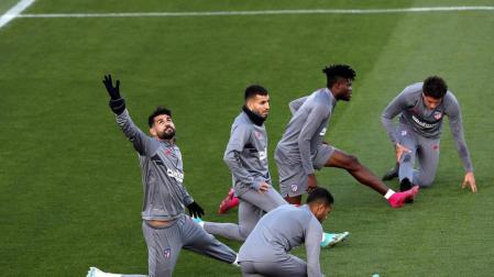 Los jugadores del Atlético de Madrid, Renan Lodi, Diego Costa, Ángel Correa, Thomas Partey y José María Giménez, participan en una sesión de entrenamiento en la Ciudad Deportiva Wanda