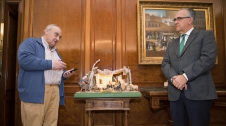 Un belén con el niño en brazos de San José preside el despacho de Maya