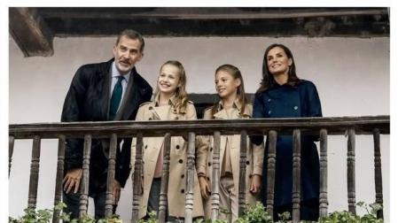 Los reyes y sus hijas felicitan la Navidad desde el pueblo ejemplar asturiano