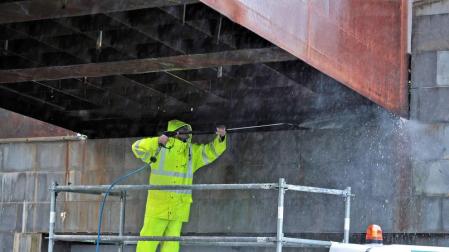 La lluvia no impide el trabajo en la pasarela de Labrit, que avanza deprisa