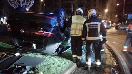 Así quedó el coche volcado en la fuente de la Plaza Príncipe de Viana de Pamplona