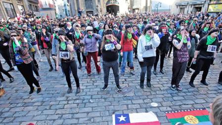 Performance 'Un violador en tu camino', movilización en Pamplona contra "la violación de derechos humanos en Chile"