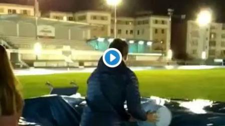 La última de Larrabide: atletas achicando agua de la colchoneta de salto