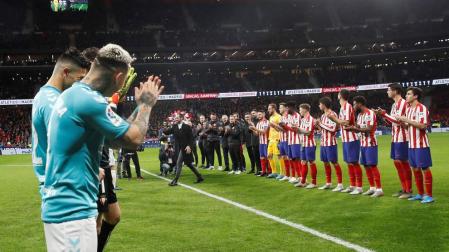 Juanfran, homenajeado por un pasillo de honor de Atlético y Osasuna