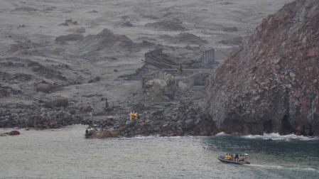 Los equipos de rescate buscan dos cuerpos más tras la erupción volcánica en Isla Blanca