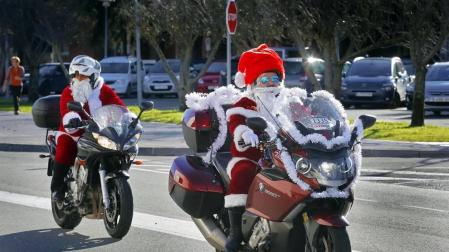 Decenas de Papá y Mamá Noel han acudido este domingo en una caravana de motos hasta el Complejo Hospitalario de Navarra para repartir juguetes entre los niños ingresados.