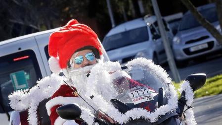 Decenas de Papá y Mamá Noel han acudido este domingo en una caravana de motos hasta el Complejo Hospitalario de Navarra para repartir juguetes entre los niños ingresados.