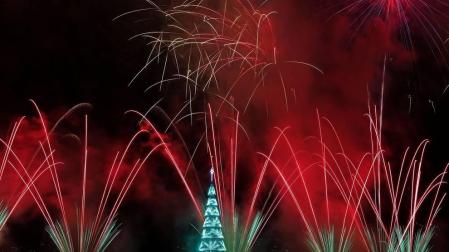 La imponente estructura metálica de 70 metros de altura se iluminó en un juego de luces multicolor sobre la laguna Rodrigo de Freitas, uno de los lugares más icónicos