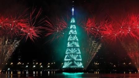 La imponente estructura metálica de 70 metros de altura se iluminó en un juego de luces multicolor sobre la laguna Rodrigo de Freitas, uno de los lugares más icónicos