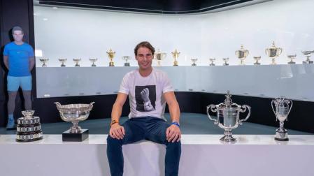 Rafa Nadal posa con sus trofeos de 2019 en su museo