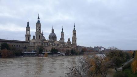 Zaragoza recibe la crecida sin incidencias y con evacuaciones preventivas