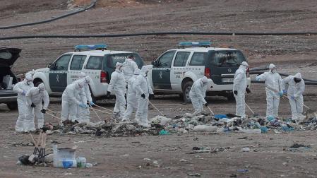 Personal de la Entidad Metropolitana de Tratamiento de Residuos buscan el cuerpo de Marta Calvo en el vertedero de Dos Aguas