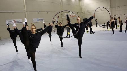 Los integrantes del equipo de gimnasia de Lagunak realizan un ejercicio con aros en un sesión de entrenamiento