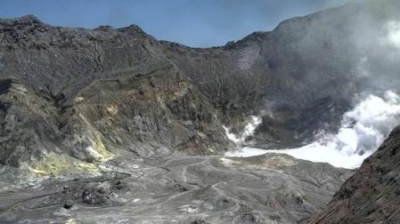 Medio centenar de turistas se encontraban en la isla donde ha entrado en erupción