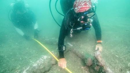 Descubren dos anclas en el sitio donde desembarcó Hernán Cortés en México