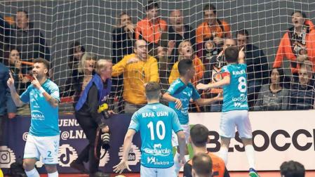 Momento en el que Roberto Martil señala al aficionado que llamó "negro de mierda" a Araça.