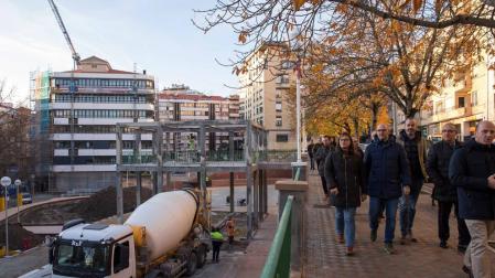 Renovado el pavimento de la plaza del Búho, que estrena espacios verdes