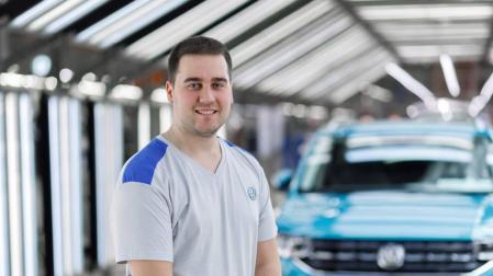 Un joven trabajador de Volkswagen Navarra, entre los mejores aprendices del Grupo