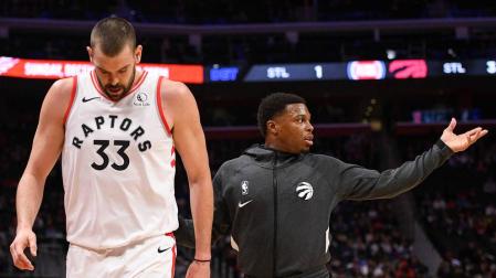Marc Gasol se retira cabizbajo de la cancha.